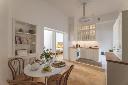Srodmiescie Apartamento | Apartment Nowy Świat 61 with parking