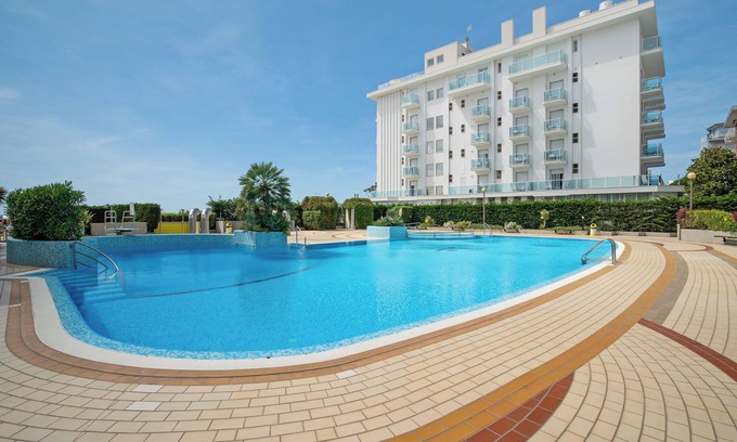 Jesolo Apartamento | Apartamento 'Oasis 38' con piscina compartida, balcón y Wi-Fi