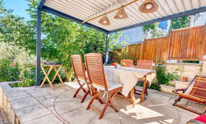 Perigueux Apartamento | Apartamento 'Olympe' con terraza privada, jardín privado y Wi-Fi
