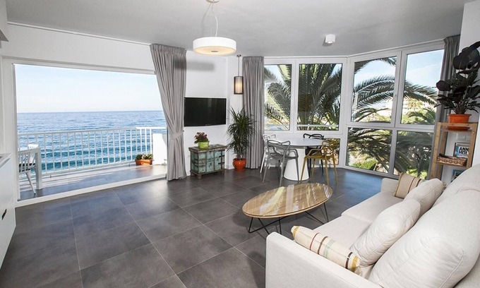 Nerja City Centre Apartamento | Apartamento en la playa con vistas al mar, balcón, piscina compartida y WiFi
