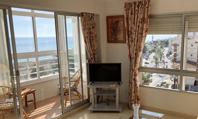 Torre del Mar Condominio | Piso en primera línea de playa equipado y con excelentes vista al mar
