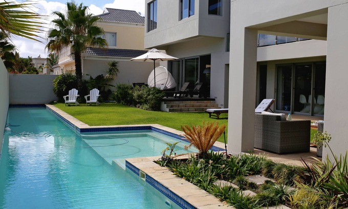 Sunset Beach Apartamento | Apartamento en planta baja con vistas a la piscina.