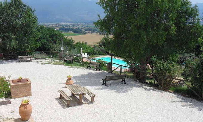 San Brizio Apartamento | Apartment 'Pavone' with Shared Pool, Wi-Fi and Air Conditioning