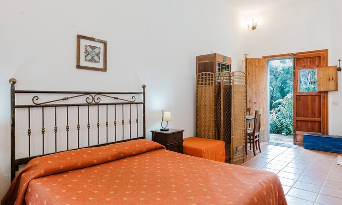 Castelluzzo Otro | Apartamento 'Pino' con jardín privado, Wi-Fi y aire acondicionado