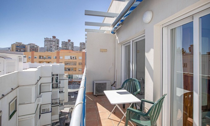 Torremolinos City Centre Apartamento | Apartamento 'Plata Ático' con terraza privada, balcón y aire acondicionado