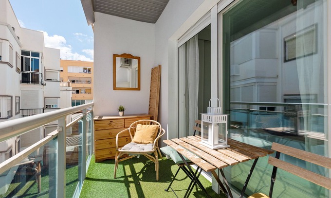 Torremolinos City Centre Apartamento | Apartment 'Plata Centro' with Private Terrace and Air Conditioning