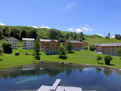 Rueun Apartamento | Apartment Pradas Resort - 2-5 Zimmer Premium by Interhome