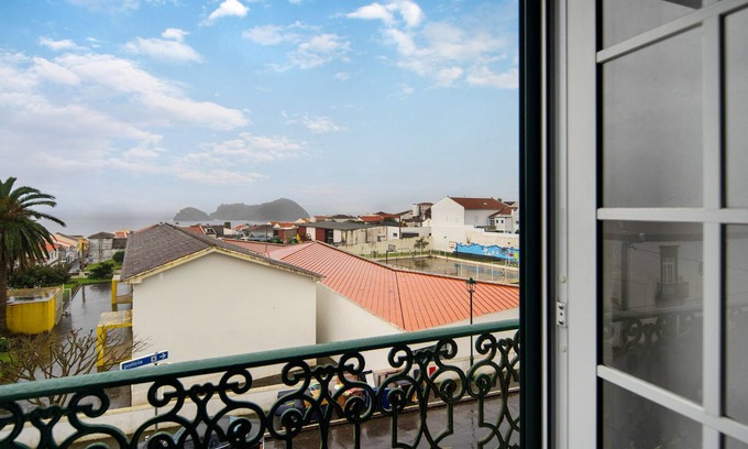 Vila Franca do Campo Apartamento | Apartment 'Casa São Pedro' with Sea View, Wi-Fi and Air Conditioning