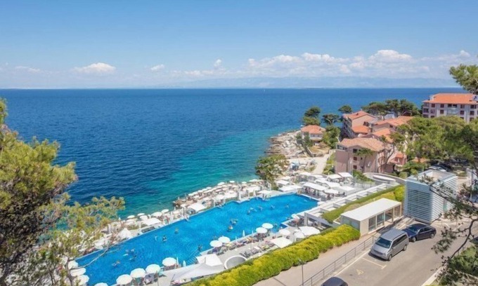 Veli Losinj Apartamento | Apartamento Punta en Veli Losinj con alberca