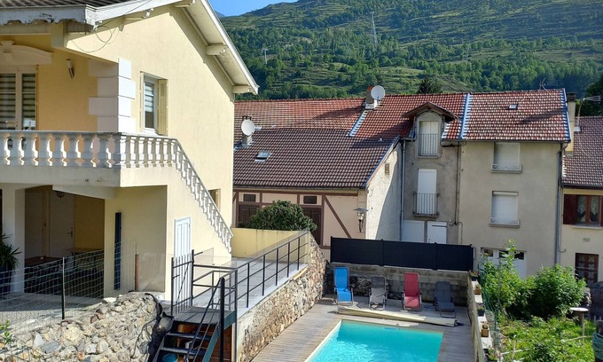 Luzenac Apartamento | Apartamento 'Appartement Pyrénées-Ariégeoises' con vistas a la montaña, jardín compartido y Wi-Fi