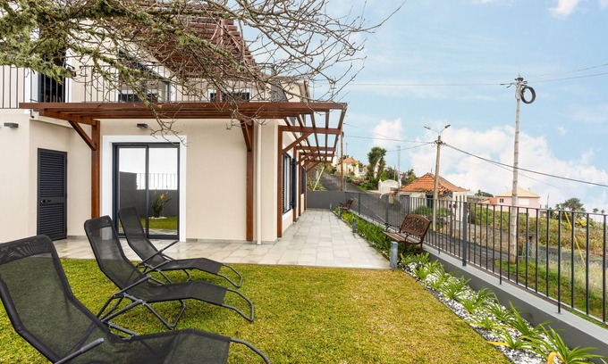 Prazeres Apartamento | Apartamento 'Referta Apartamento T2' con vistas al mar, jardín compartido y Wi-Fi