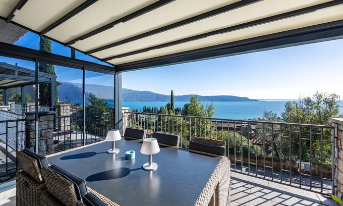 Pulciano Apartamento | Apartamento 'Residence Virgilio Blue' con vistas al lago, Wi-Fi y aire acondicionado