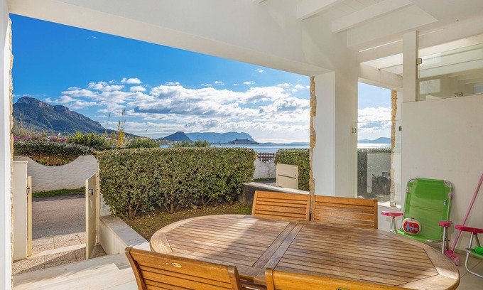 Golfo Aranci Apartamento | Apartamento "Residenza Cormorani 2" cerca de la playa con vistas al mar, Wi-Fi y terraza