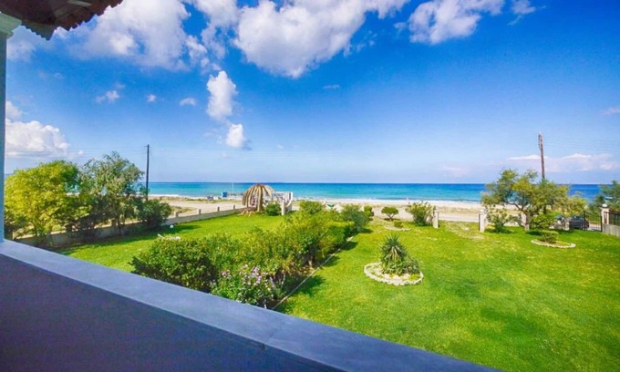 Almiros Beach Apartamento | Apartment right on the beach with sea views on the north coast