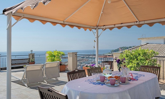 Varazze Apartamento | Apartamento 'Riviera Mare' con vistas al mar, terraza privada y Wi-Fi