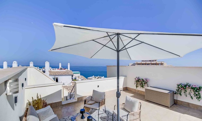 Torreblanca Apartamento | Apartamento 'Rooftop Oasis' con vistas al mar, Wi-Fi y aire acondicionado