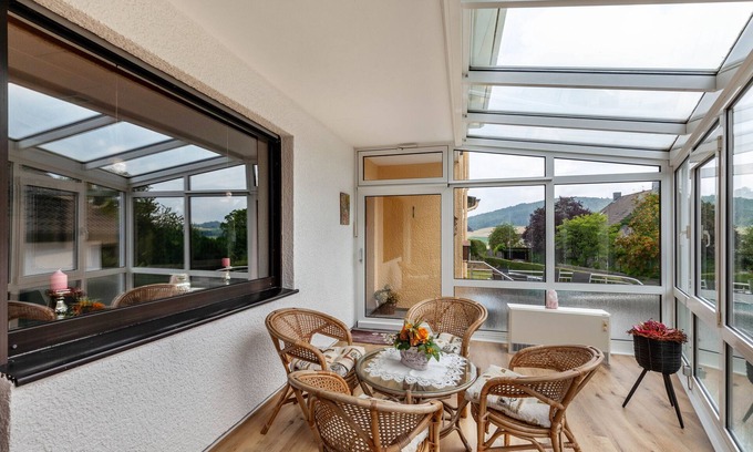 Neunkirchen Apartamento | Apartamento 'Rosi's Ferienwohnung' con vistas a la montaña, terraza compartida y Wi-Fi