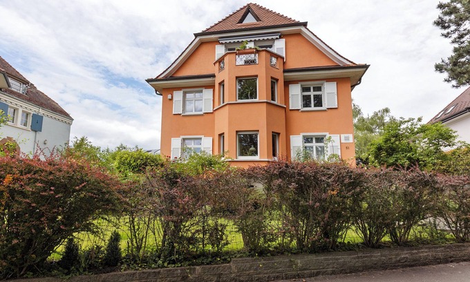Konstanz Apartamento | Apartamento 'Rotes Haus' con vistas a la montaña, terraza privada y Wi-Fi