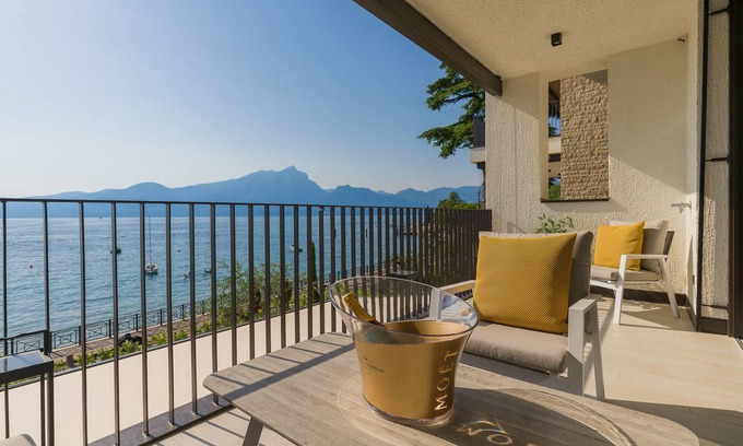 Torri del Benaco Apartamento | Apartment 'Salvatore Homes Porto Nuovo Torri' with Lake View, Wi-Fi and Air Conditioning