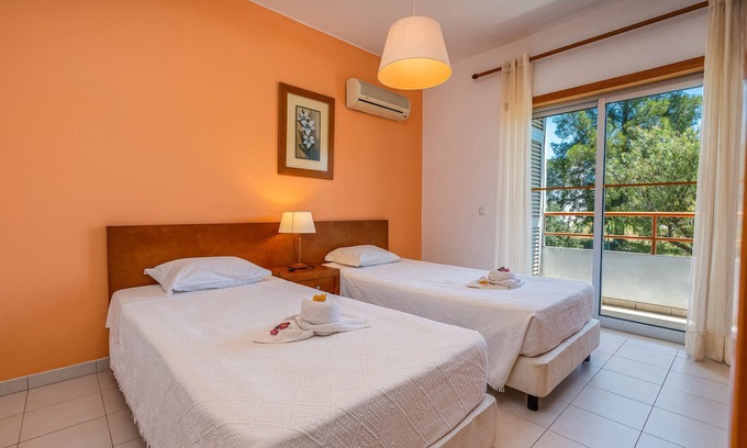 Montes de Alvor Apartamento | Apartamento 'Santa Teresinha C' con piscina compartida, Wi-Fi y aire acondicionado
