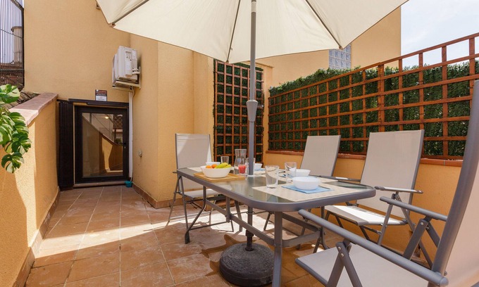 Canet de Mar Apartamento | Apartamento 'Sauc Beach' con terraza privada, Wi-Fi y aire acondicionado