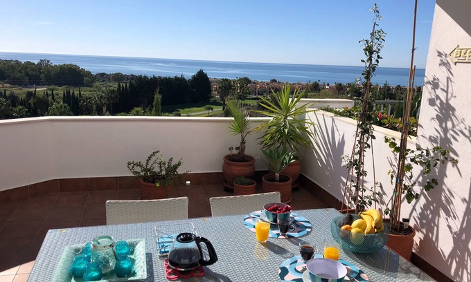 Marina de Casares Apartamento | Apartamento con vistas al mar, golf y montaña, a 400 m del mar