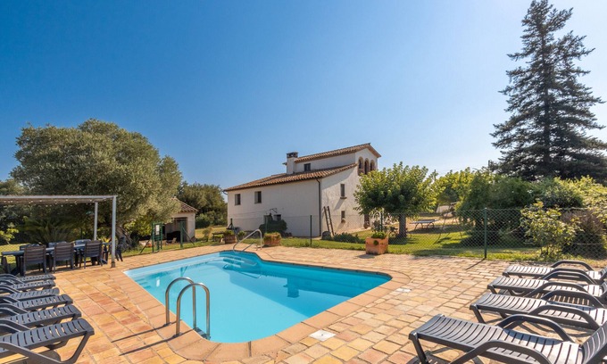 Vilobi d'Onyar Apartamento | Apartamento 'Simon' con vistas a la montaña, piscina privada y Wi-Fi