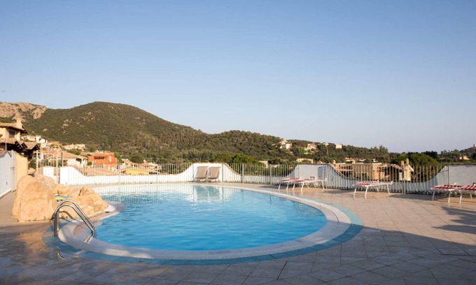 Chia Apartamento | Apartamento "Sobìa Pitticca" cerca de la playa con vistas al mar, piscina, terraza y jardín