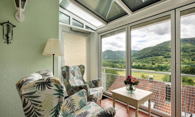 Bad Urach Apartamento | Apartamento 'Sonnenschein' con jardín compartido, balcón y Wi-Fi
