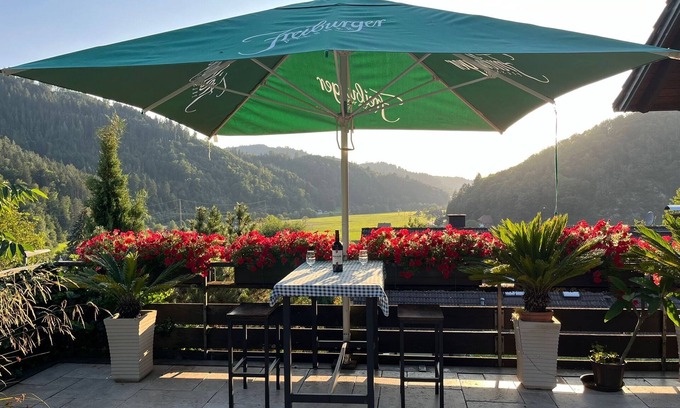 Wolfach Apartamento | Apartamento 'Sonnige Im Kinzigtal' con vistas a la montaña, terraza privada y Wi-Fi
