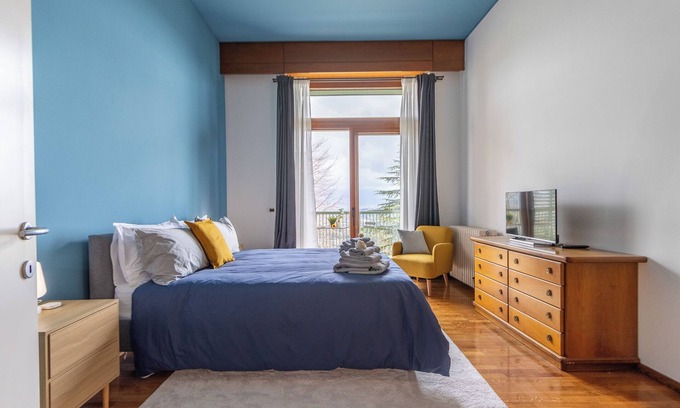 Montevecchia Apartamento | Apartamento 'Stanza Fiordaliso' con vistas a la montaña, terraza compartida y Wi-Fi