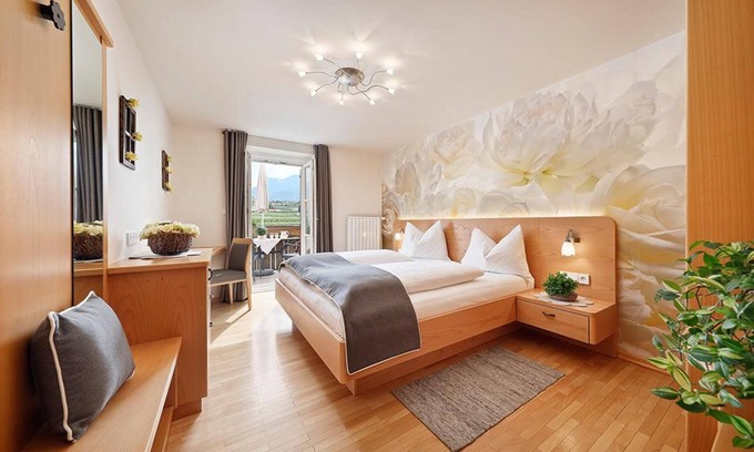 Merano Apartamento | Apartamento 'Stöckerhof Blume' con vistas a la montaña, piscina compartida y Wi-Fi