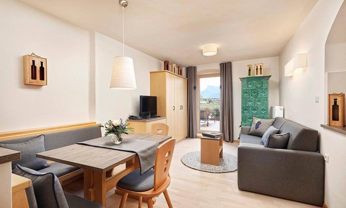 Merano Apartamento | Apartamento 'Stöckerhof Traube' con vistas a la montaña, piscina compartida y Wi-Fi