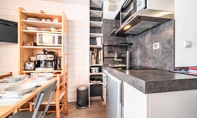 Bernex Apartamento | Apartamento 'Studio Pied Des Pistes - Bernex' con vistas a la montaña y balcón