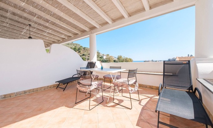 Lipari Historic Centre Apartamento | Apartamento 'Suite De Pasquale' con vistas al mar, Wi-Fi y aire acondicionado