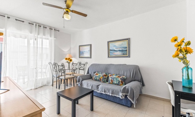 Santa Pola Apartamento | Apartamento 'Sunflower Beach' con terraza privada, balcón y Wi-Fi