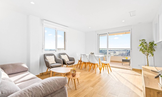 Santa Pola Apartamento | Apartamento 'Sunflower Avenida' con vistas al mar, balcón y Wi-Fi