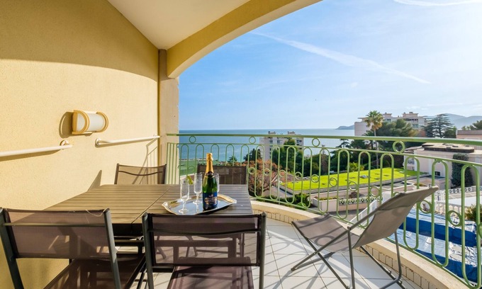 La Croix des Gardes Apartamento | Apartamento 'Villa Francia' con vistas al mar, piscina compartida y Wi-Fi