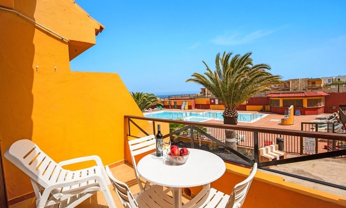 Caleta de Fuste Apartamento | Apartamento 'Surf Home Sea View' con vistas al mar, piscinas compartidas y Wi-Fi