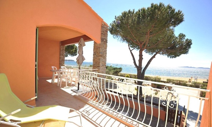 La Londe-les-Maures Apartamento | Apartamento T2 *** 4 pers. 10 metros de la playa con vista al mar y piscina climatizada (4)