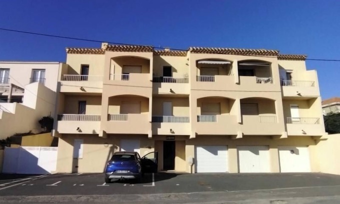 Saint-Pierre-la-Mer Apartamento | Apartment T3 RDC with terrace - 5mn from the sea
