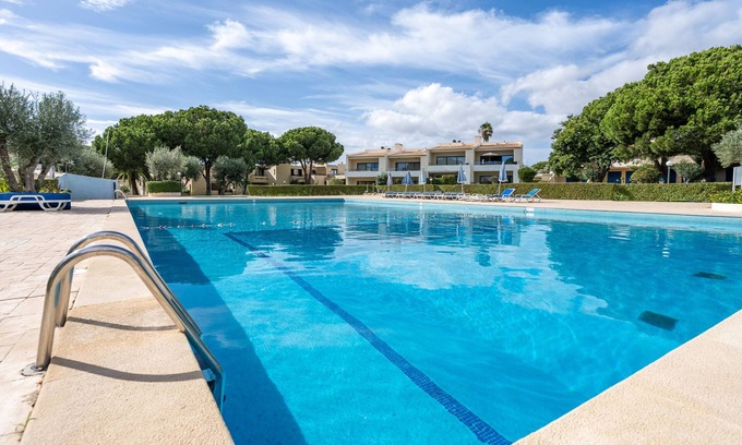Montes de Alvor Apartamento | Apartamento 'The Triple House' con piscina compartida, terraza privada y Wi-Fi