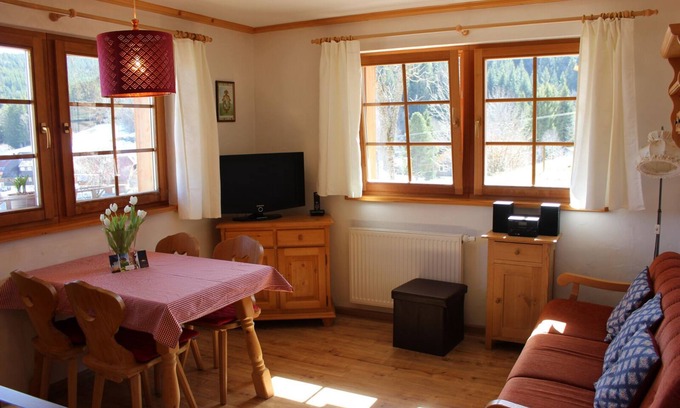 Hinterzarten Apartamento | Apartment 'Titisee' with Mountain View, Private Terrace and Wi-Fi