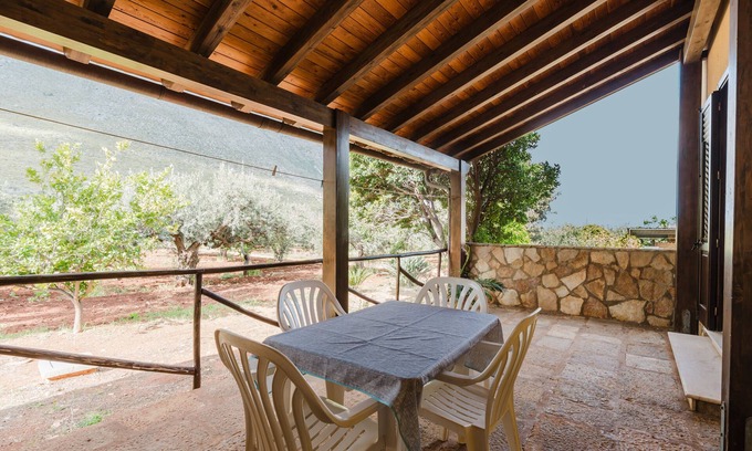 Castelluzzo Apartamento | Apartamento 'Tra Mare E Natura, Solo Relax' con vistas a la montaña, Wi-Fi y aire acondicionado