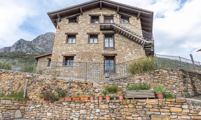 Valle de Lierp Apartamento | Apartamento 'Turbón' con vistas a la montaña, jardín compartido y Wi-Fi