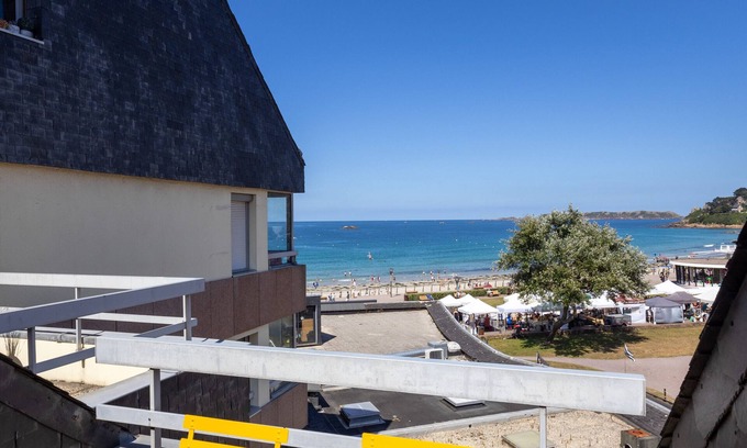 Perros-Guirec Apartamento | Apartamento 'Ty Fox By Madame Est Servie' con vistas al mar y balcón