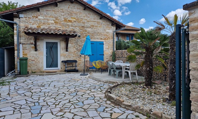 Feillens Apartamento | Apartment 'Une Escale Au Calme' with Private Terrace, Private Garden and Wi-Fi