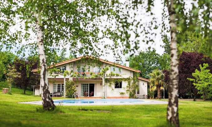 Amurrio Apartamento | Apartamento 'Usko 1' con vistas a la montaña, piscina privada y Wi-Fi