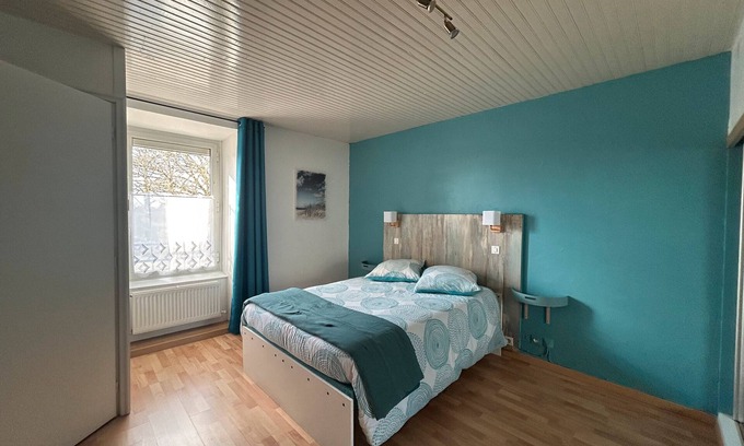 Sainte-Anne-d'Auray Apartamento | Apartamento 'Valou' con terraza privada, jardín compartido y Wi-Fi