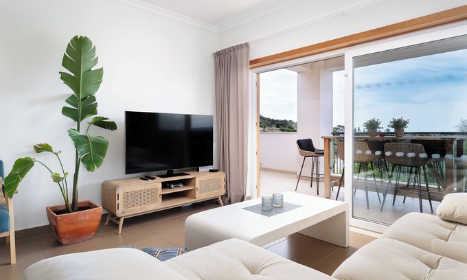 Portimao Apartamento | Apartamento 'V2 Vale da Ribeira' con piscina compartida, Wi-Fi y aire acondicionado